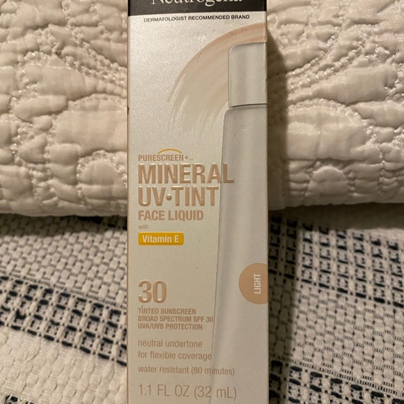 Neutrogena Pure Screen + Mineral UV Tint Face Liquid SPF 30 Light color White - Picture 2 of 5